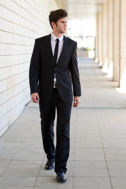 çekici genç işadamı kentsel arka planda