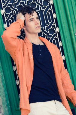 çekici genç yakışıklı adam, kentsel backgro moda model