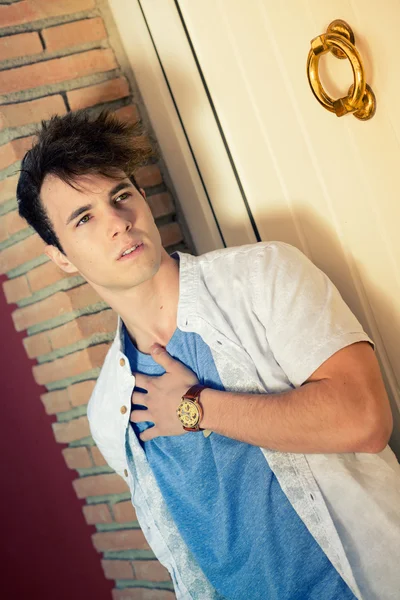 Aantrekkelijke jonge man met een mooi horloge — Stockfoto