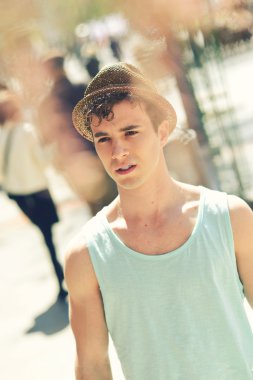 çekici genç yakışıklı adam, kentsel backgro moda model