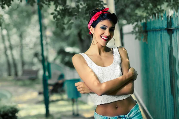 Muchacha pin-up. Estilo americano, en un jardín —  Fotos de Stock