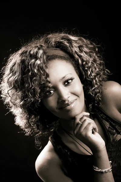 Schöne schwarze Frau auf schwarzem Hintergrund. Studioaufnahme — Stockfoto