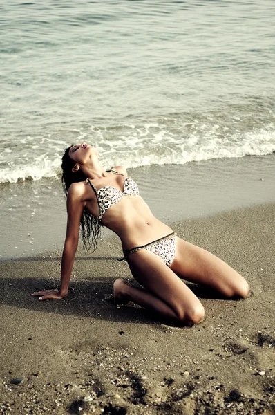 Frau mit wunderschönem Körper an einem tropischen Strand — Stockfoto