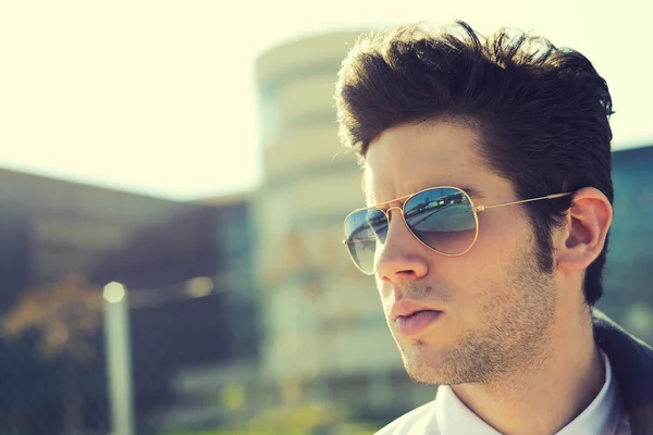 Jeune homme attrayant avec des lunettes de soleil — Photo