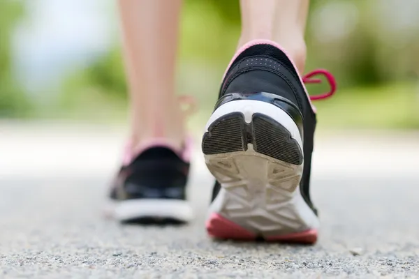 Picioare de alergare care rulează pe drumul de închidere pe pantofi — Fotografie, imagine de stoc