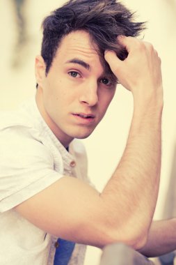 çekici bir genç adam kentsel arka planda