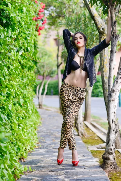 Hermosa mujer, modelo de moda, con pantalones de leopardo — Foto de Stock