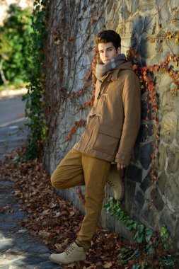 çekici genç yakışıklı adam, kentsel backgro moda model