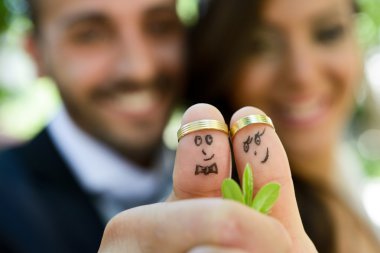 Alyans parmaklarını üzerine gelin ve damat ile boyalı