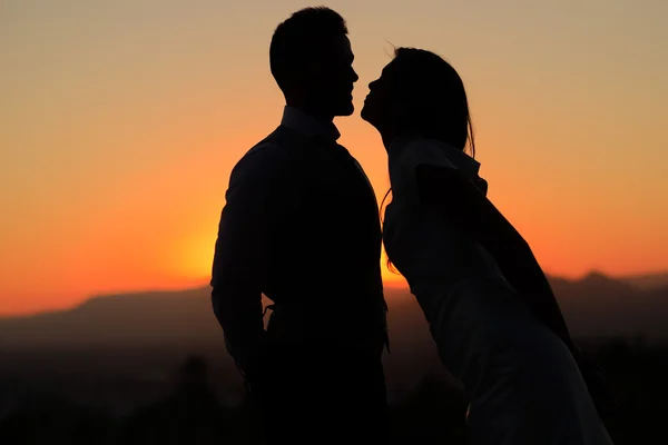 Apenas casal casado ao pôr do sol — Fotografia de Stock