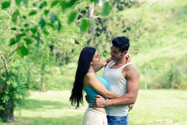 Feliz pareja sonriente tendida sobre hierba verde —  Fotos de Stock