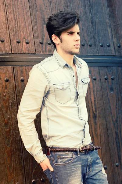 Atraente jovem bonito homem, modelo de moda em backgro urbano — Fotografia de Stock