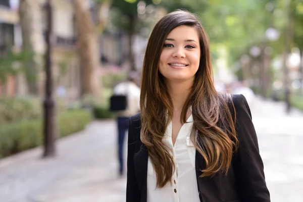 Japonesa mujer de negocios en urbano fondo — Foto de Stock