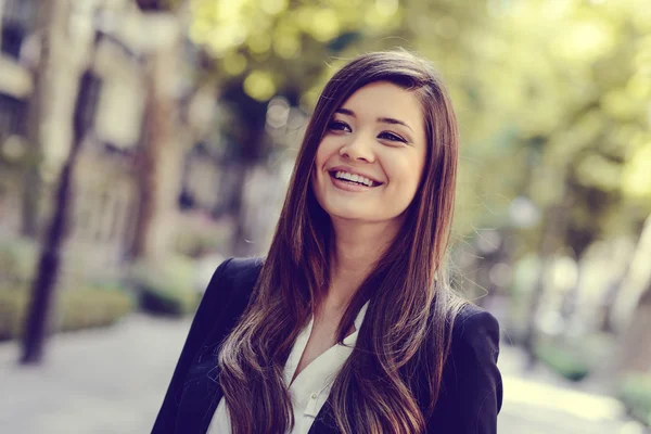 Japanese business woman in urban background — Stock Photo, Image