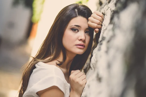 Bela mulher japonesa em fundo urbano — Fotografia de Stock