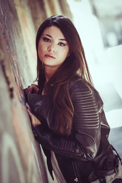 Beautiful japanese woman in urban background wearing leather jac — Stock Photo, Image