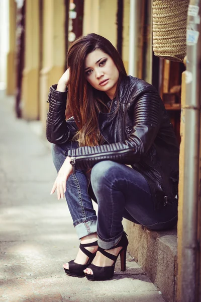 Beautiful japanese woman in urban background wearing leather jac — Stock Photo, Image