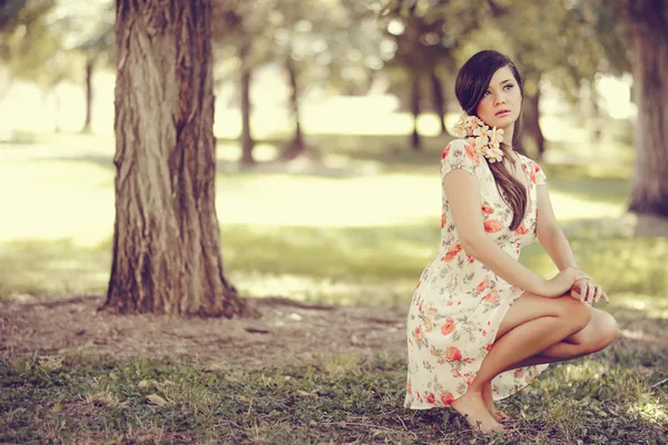 Joven hermosa mujer japonesa con flores en el pelo — Foto de Stock