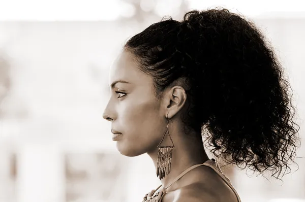 Femme noire avec des boucles d'oreilles. Coiffure afro — Photo