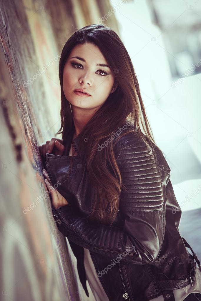 Hermosa mujer japonesa en el fondo urbano con jac de cuero Foto de stock javiindy 32803737