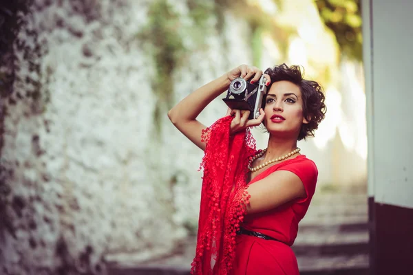 Mooie vrouw in stedelijke achtergrond. vintage stijl — Stockfoto