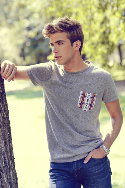 Atrakcyjny młody przystojny mężczyzna, model moda w miejskich backgro — Zdjęcie stockowe