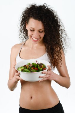 salata, üzerinde beyaz izole karışık güzel genç kadın