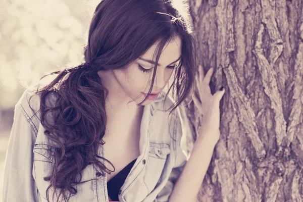Young beautiful woman in a park — Stock Photo, Image