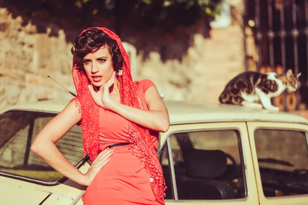 Hermosa mujer en el fondo urbano. Estilo vintage — Foto de Stock