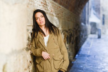 kentsel arka planda yeşil gözlü genç kadın