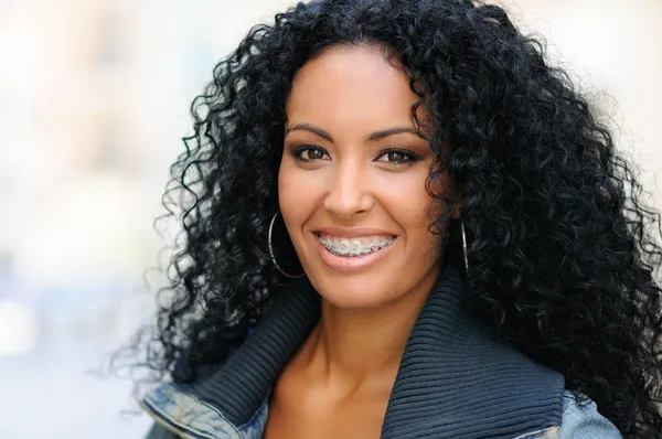 Young black woman smiling with braces — Stock Photo, Image