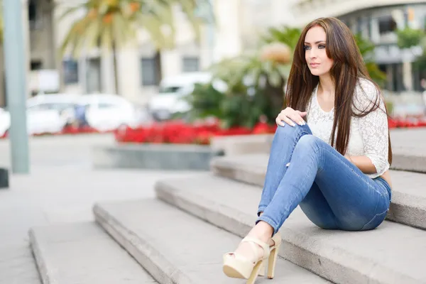 Jonge vrouw, dragen casual kleding, met lange haren — Stockfoto