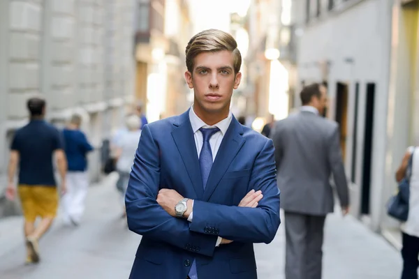 Atraktivní mladý podnikatel v městském prostředí — Stock fotografie