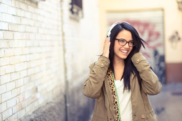 Joven chica atractiva en el fondo urbano —  Fotos de Stock