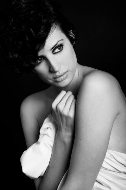 kadın siyah arka plan üzerinde yoğun bir görünüm ile