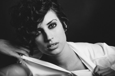 kadın siyah arka plan üzerinde yoğun bir görünüm ile