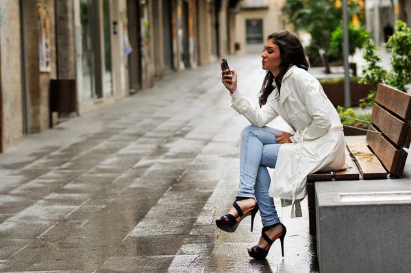 Bella giovane donna in background urbano parlando al telefono — Foto Stock