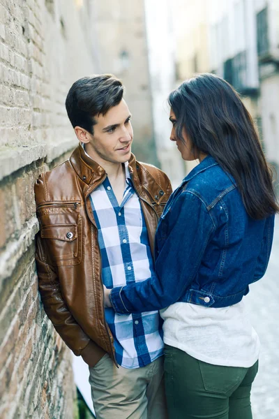 Glada unga par på en stadsgata — Stockfoto