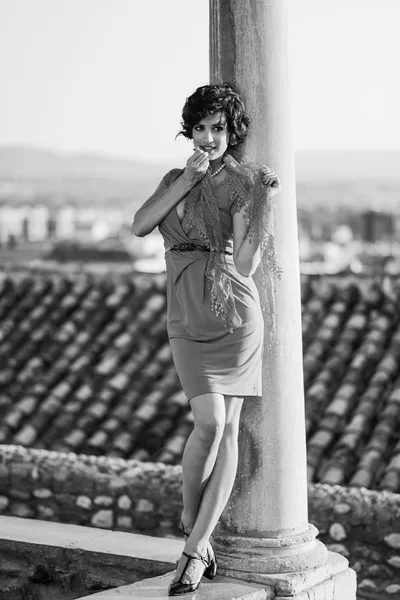 Mooie vrouw in stedelijke achtergrond. vintage stijl — Stockfoto