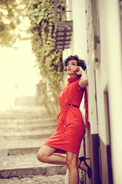 Bella donna sullo sfondo urbano. Stile vintage — Foto Stock