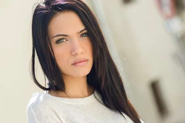 Young woman with green eyes in urban background — Stock Photo, Image