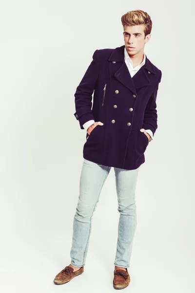Bonito loiro vestindo jaqueta e jeans azul — Fotografia de Stock