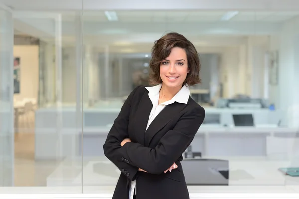 Business woman in a office. Crossed arms — Stock Photo, Image
