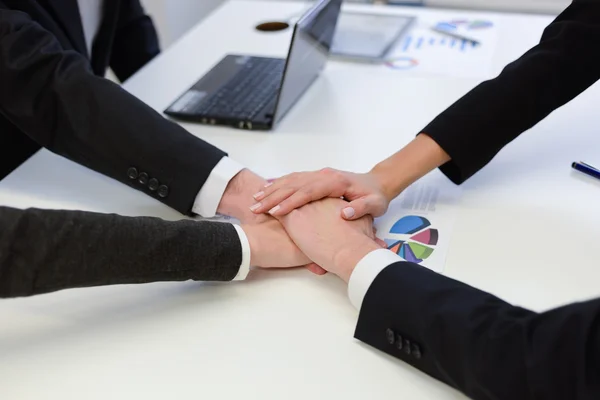 Business team met hun handen bij elkaar — Stockfoto