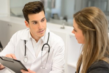 hastaya onu açıklayan dinleme doktor ofisinde acı