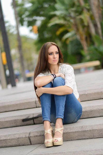 Junge Frau, lässig gekleidet, mit langen Haaren — Stockfoto