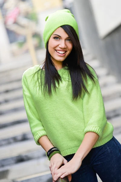 Young woman with green eyes in urban background — Stock Photo, Image