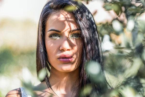 Jonge vrouw met groene ogen in stedelijke achtergrond — Stockfoto