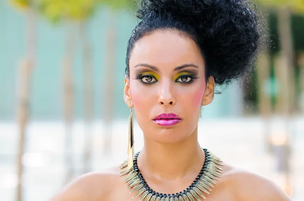 Joven mujer negra, modelo de moda con maquillaje de fantasía —  Fotos de Stock