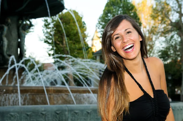 Attractive smiling woman portrait in urban background — Stock Photo, Image